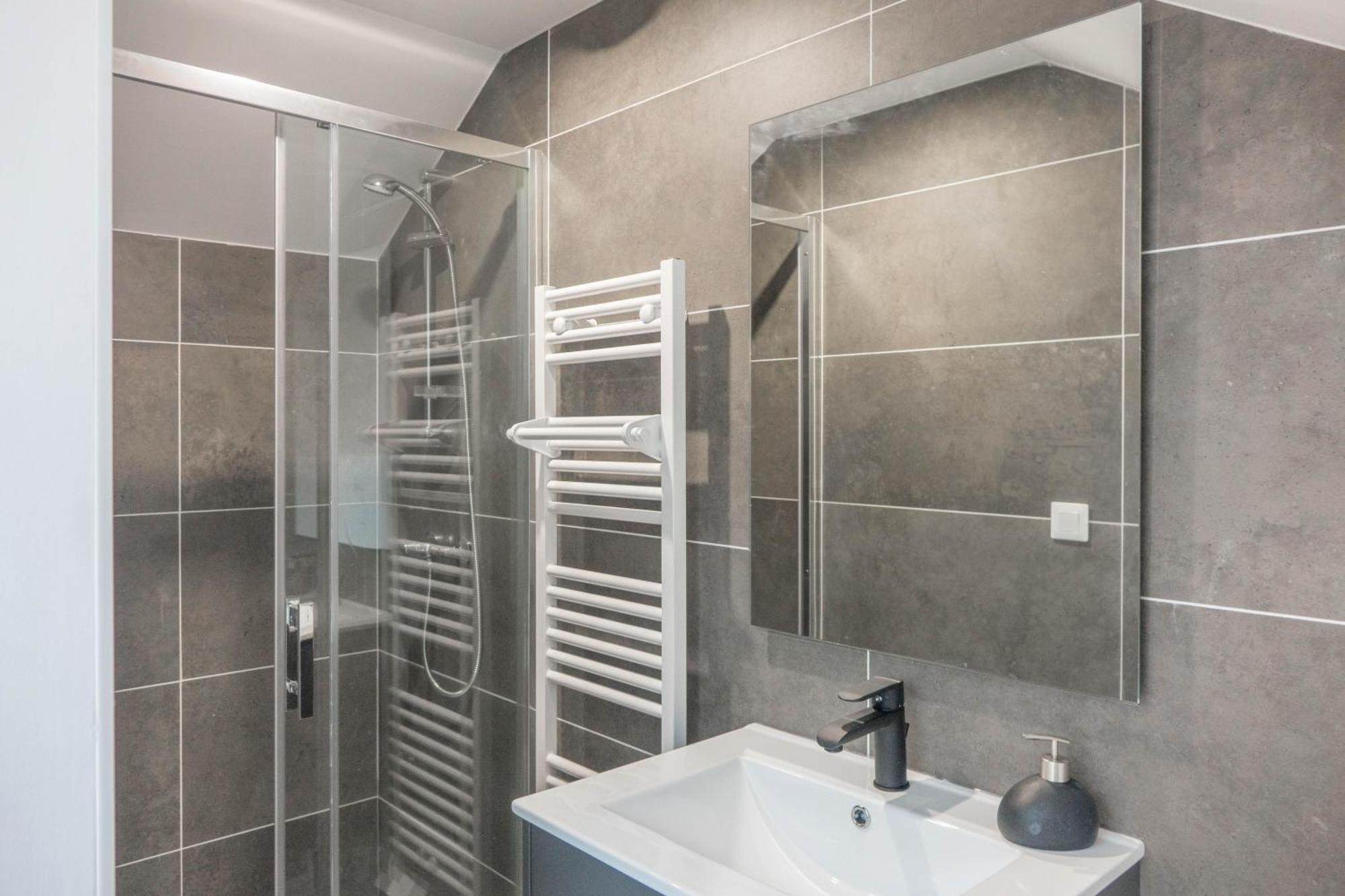 Beau Quartier Et Central, Maison Spacieuse Avec Cour, 3 Chambres, 3 Salles De Bains A 10 Min A Pied De La Gare أورلييو المظهر الخارجي الصورة