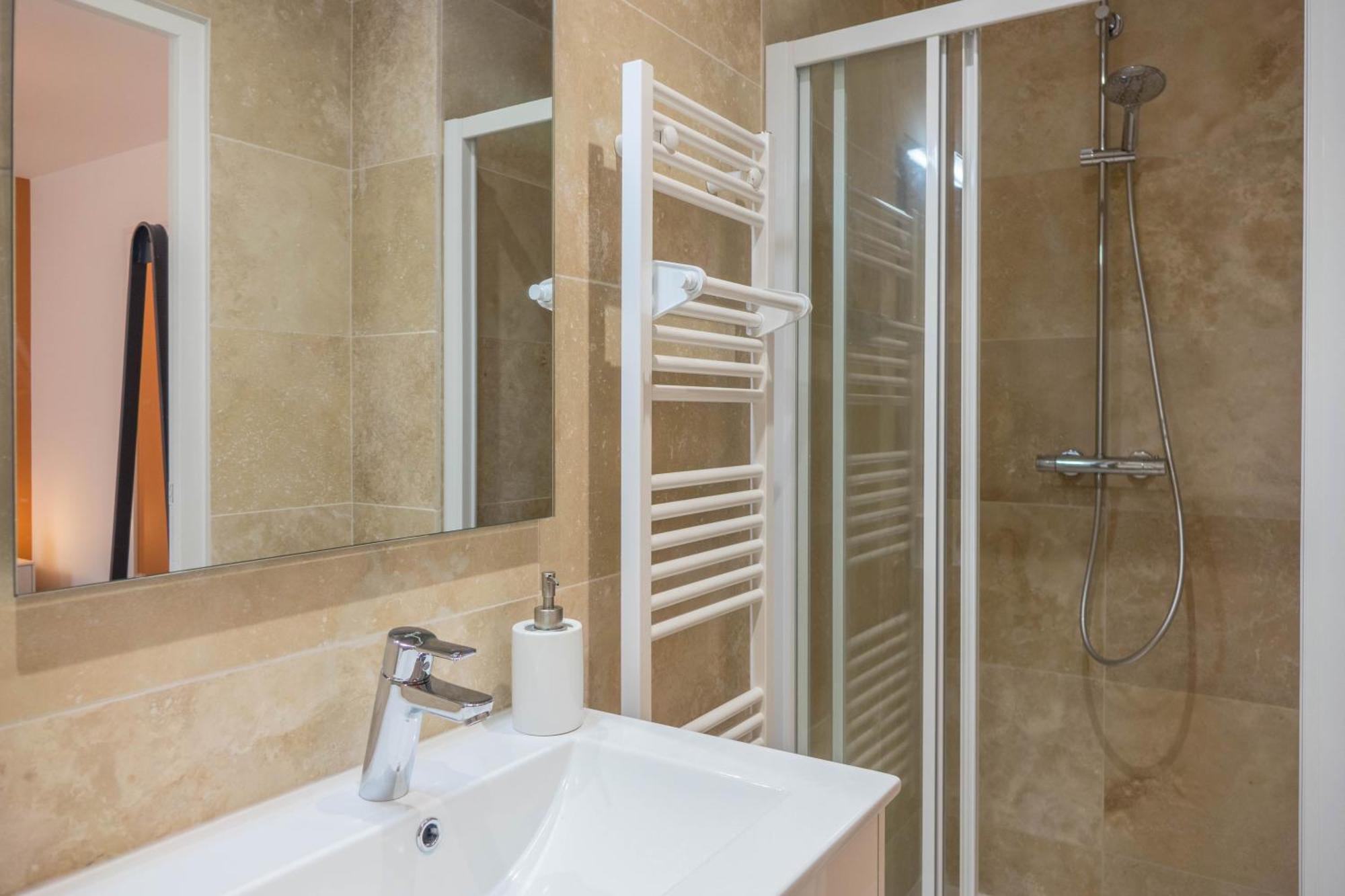 Beau Quartier Et Central, Maison Spacieuse Avec Cour, 3 Chambres, 3 Salles De Bains A 10 Min A Pied De La Gare أورلييو المظهر الخارجي الصورة
